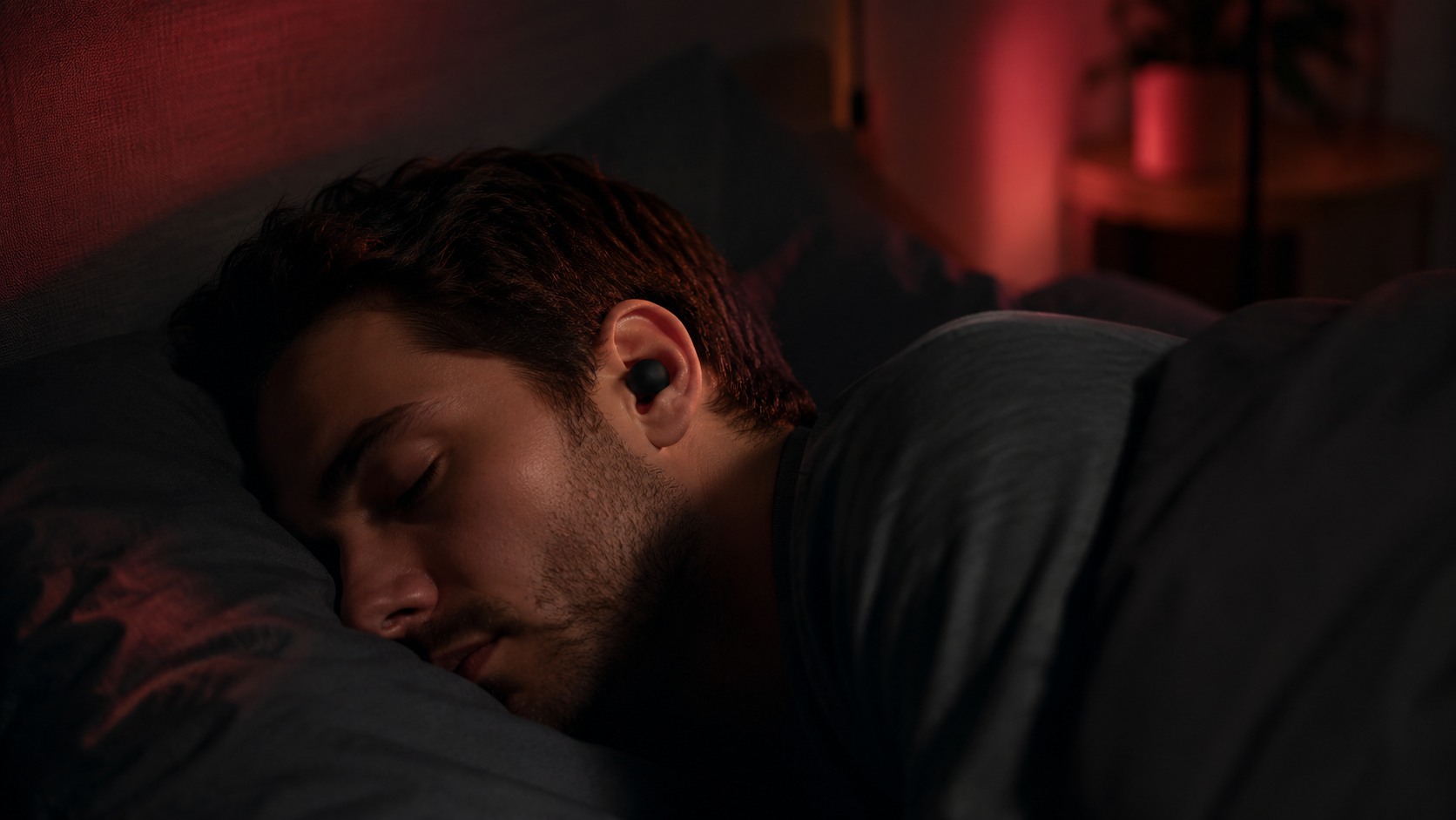 Persona durmiendo de lado con los tapones FOCUS puestos