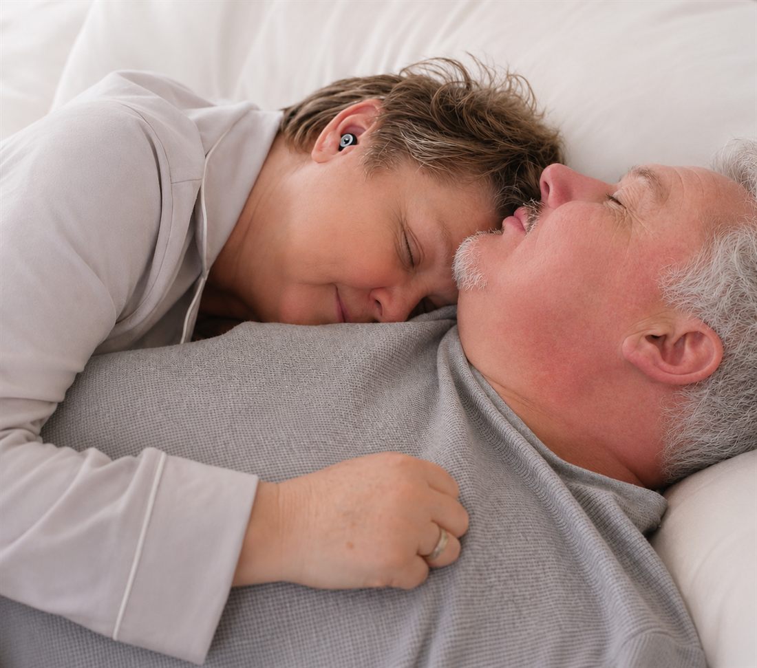 Pareja durmiendo tranquila con los tapones FOCUS puestos