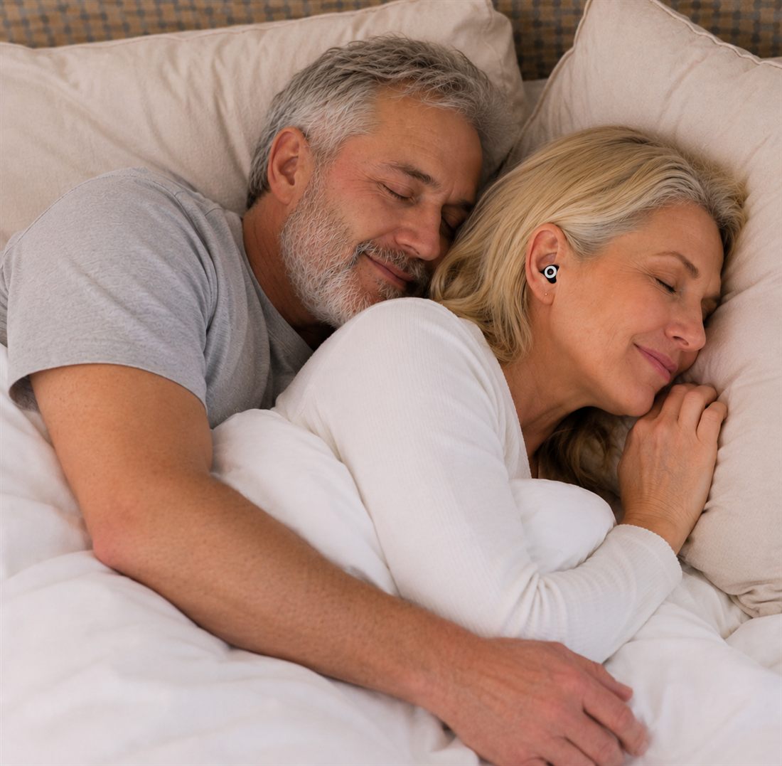 Pareja madura durmiendo junta y descansada